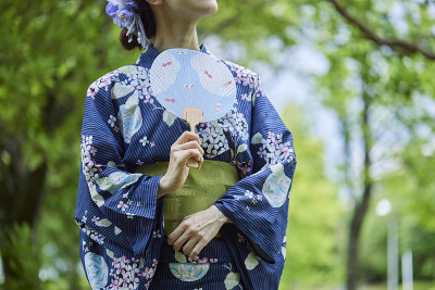 穿着浴衣的年轻日本妇女