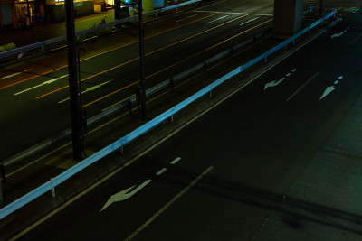 池次郎桥城市街道上的夜车长镜头