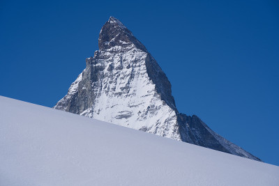 美丽的冬季山脉全景，著名的马特洪峰(4478米)从戈内格拉特，策马特，瑞士。