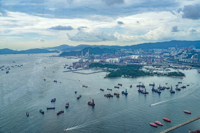 停泊在香港港口的一艘船