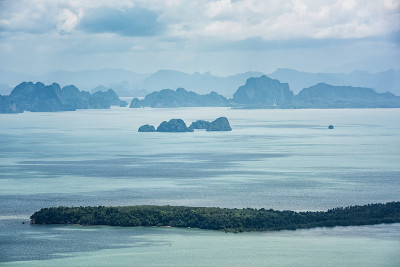 有岛屿和悬崖的海景