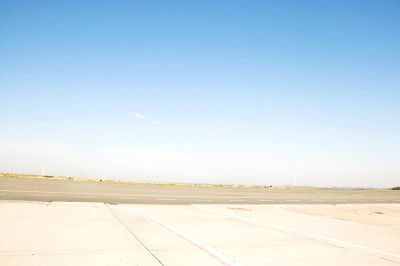 空空如也的机场跑道。晴朗的天空背景