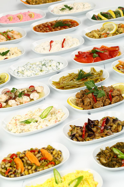 土耳其和希腊开胃菜- Meze, Humus, Tarator, Haydari, Saksuka