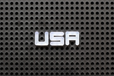 黑色钉板，白色字母在单词USA(美国的缩写)