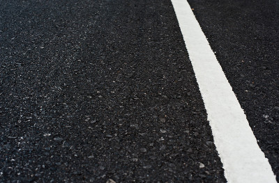 靠近沥青路面的道路划分白线