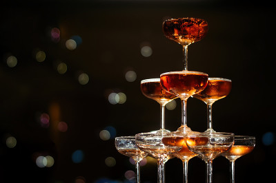 婚宴上的香槟酒杯的小塔