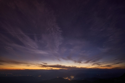 在寻找Neowise彗星时，意大利格拉帕山顶的星空