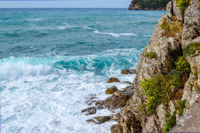 海景。海浪拍打着海岸的岩石。夏天。巴尔干半岛。亚得里亚海