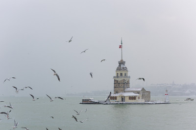 乌斯库达的下雪天。土耳其伊斯坦布尔乌斯库达尔的处女塔。