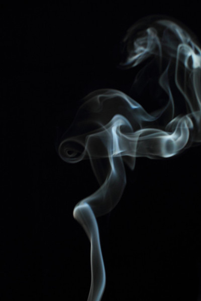 黑色背景上的白色烟雾纹理