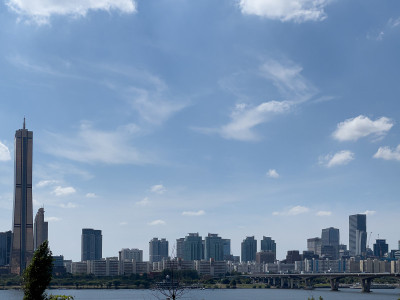 城市的天际线和美丽的蓝天白云