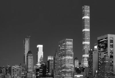 纽约夜景的黑白照片。