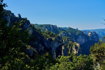 峡谷中有塔恩河，日出时有峡谷杜塔恩的光影