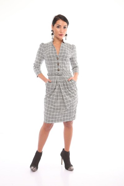 美丽的女人在白色的背景前灰色礼服