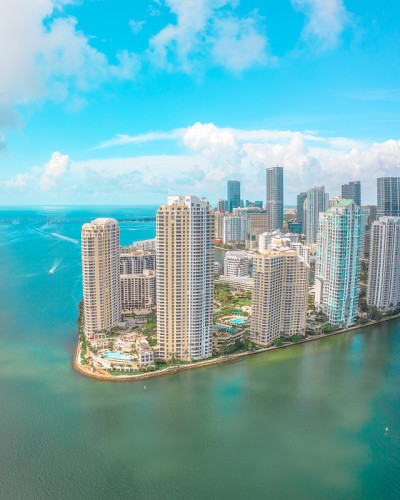 在迈阿密市中心的Brickell社区的边缘，可以看到Brickell Key和美丽的晴朗天空
