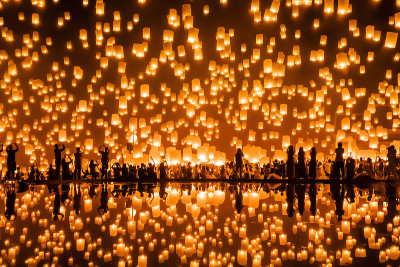泰国人放飞浮灯或灯来祭拜佛祖。泰国清迈的传统节日。腊塘和伊鹏兰纳仪式。庆祝。