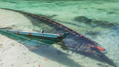 折断的长尾船在浅水中沉没