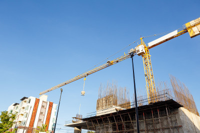 建筑起重机与建筑工地同在蓝天下