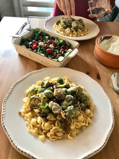 Conchiglie / Conchiglioni自制意大利面，抱子甘蓝和沙拉放在木桌上。可以吃了。