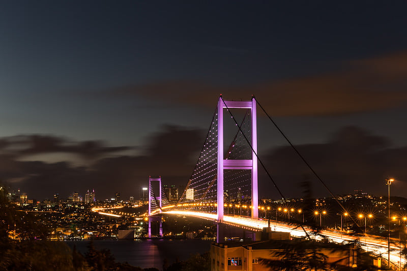 横跨博斯普鲁斯海峡的大桥