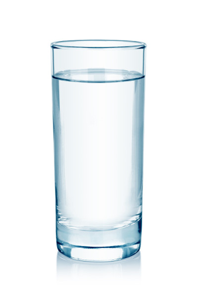 水杯孤立在白色