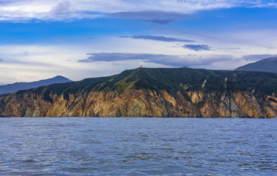 夏天太平洋多岩石的海岸