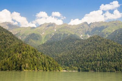 美丽的山湖在自然山谷在夏天。美丽的高山瑞莎湖。在格鲁吉亚阿布哈兹的高加索山脉里察湖，周围是混合的山地