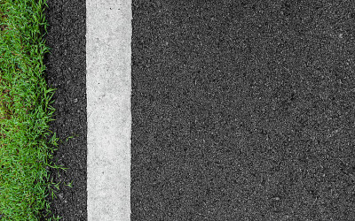 表面粗糙的沥青黑色深灰色道路街道和绿色的草地纹理背景，空的复制空间，俯视图抽象无缝柏油路