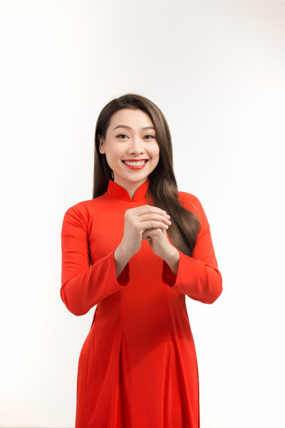 美女戴着奥黛，微笑着向你拜年