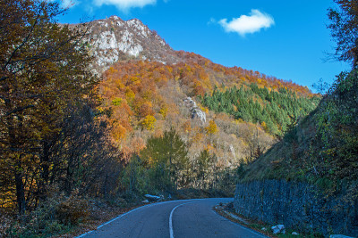 山路靠近山。