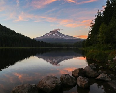 晚霞湖上的胡德山