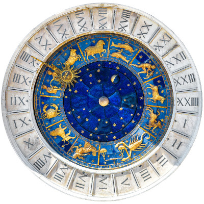 意大利威尼斯白色孤岛上的古老时钟Torre dell'Orologio。带有黄道轮和符号的中世纪机械