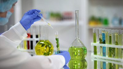 生物化学家滴油植物提取物从烧瓶自然资源试管