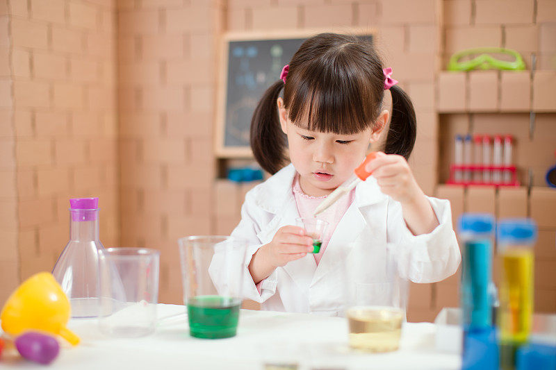 小女孩在家里做科学实验