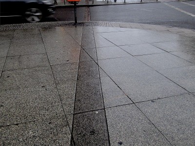 雨中的柏林墙痕迹在街上