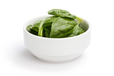 碗里的新鲜菠菜叶
