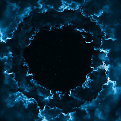 神秘的午夜天空，星星被戏剧性的云包围着。月光下的云。黑暗的自然背景与夜晚星空多云的天空