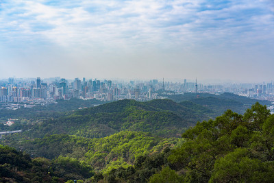 在白云山山顶拍摄广州市中心