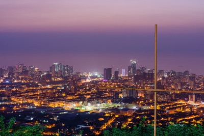 巴统的夜景鸟瞰图