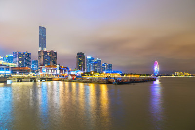 晚上，中国苏州美丽的城市天际线