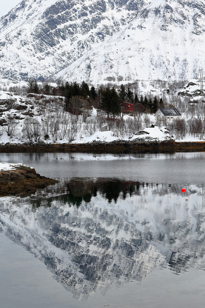 在Sildpollnes半岛- lilandstinden山背景的红白小屋。Austnesfjord