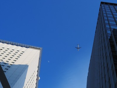 在大楼上空低空飞行的客机