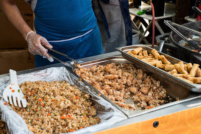 米饭，鸡肉和春卷——伦敦砖巷市场的传统中国小吃摊