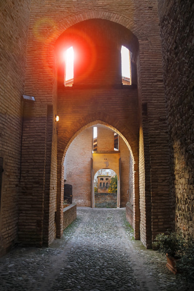 古代要塞的拱形通道。Vignola、意大利