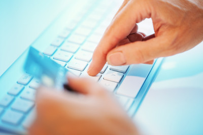 用信用卡在线支付。网上支付的概念。