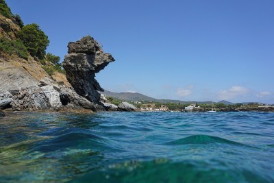 西班牙科斯塔布拉瓦海岸的岩层