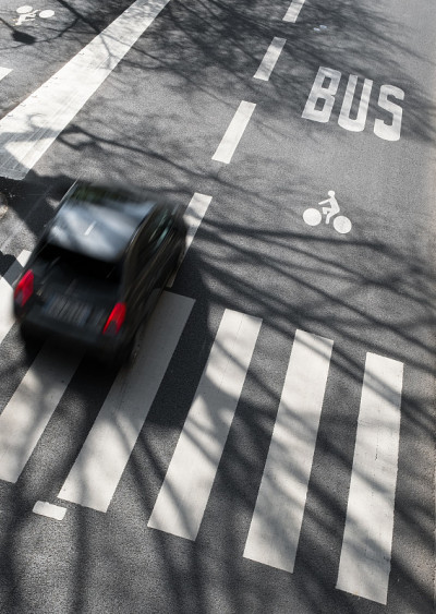 公共汽车车道和汽车在同一条路上