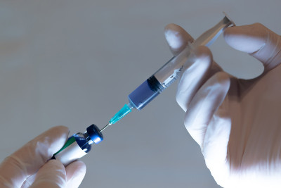 手持装有疫苗的医疗注射器