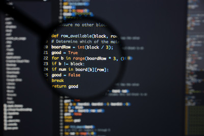 真正的Python代码开发屏幕。编程工作流抽象算法概念。放大后可见的Python代码行。