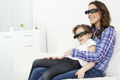 妈妈和孩子用3D眼镜看电视